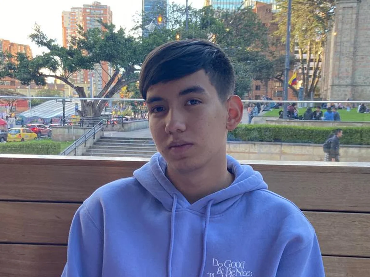 Kevin sentado en una banca en Bogotá durante su primer semestre