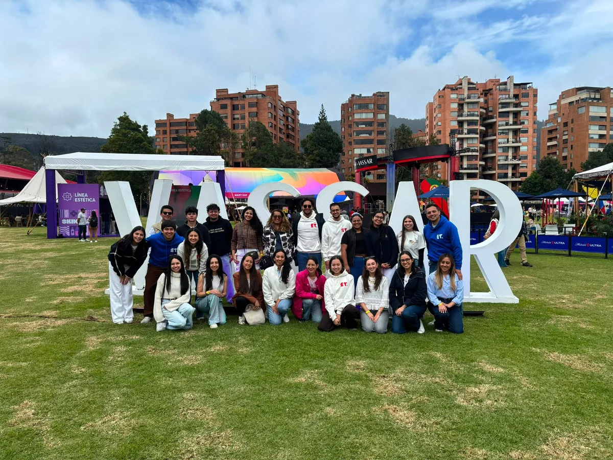 El equipo de voluntarios de Colombia EdTech reunido al aire libre en Bogotá