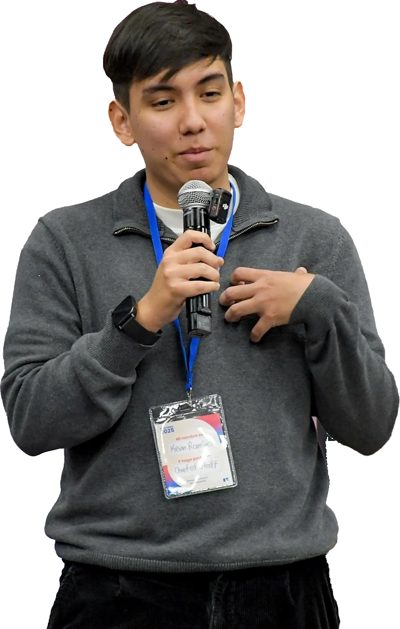 Kevin Ramírez hablando con un micrófono en la mano